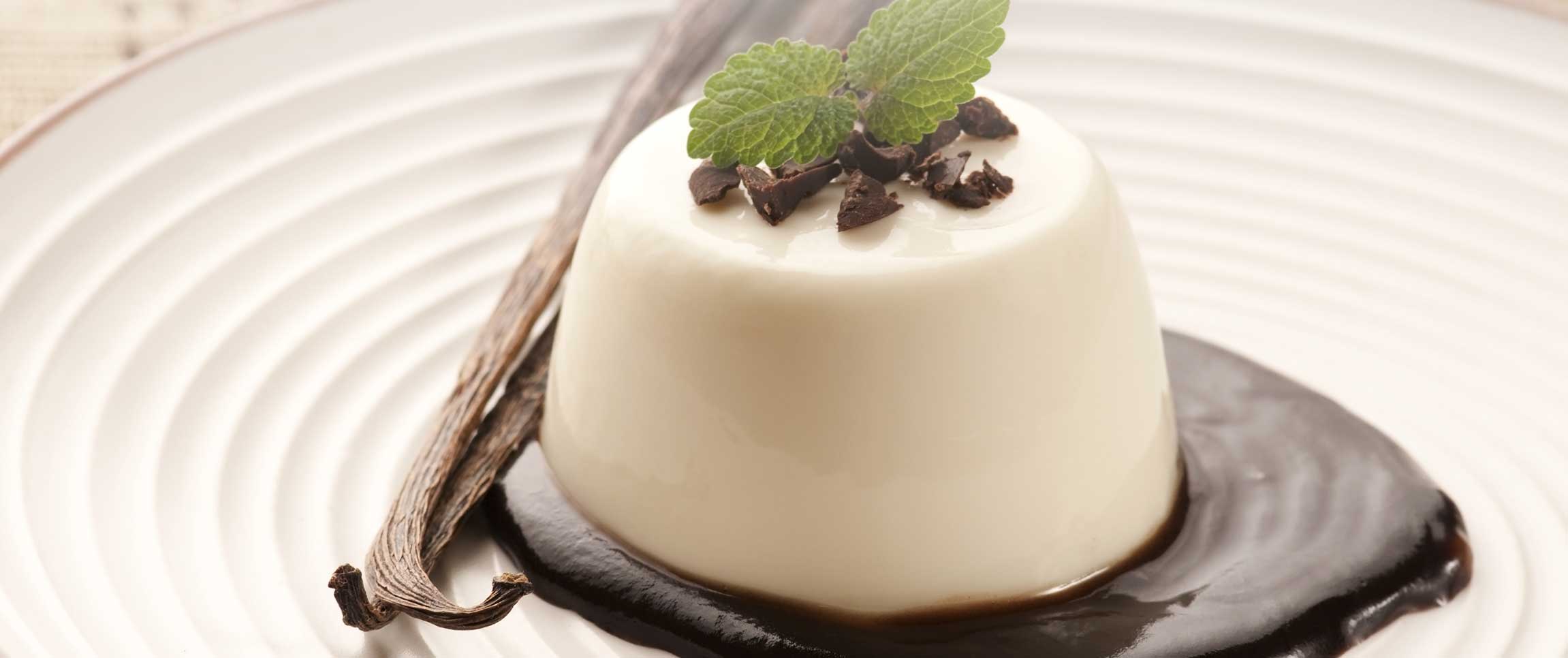 Vanilla Panna Cotta with Chocolate Sauce